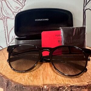 Salvatore Ferragamo SF1068S 5220
Women Sunglasses - Black / Grey
Gradient